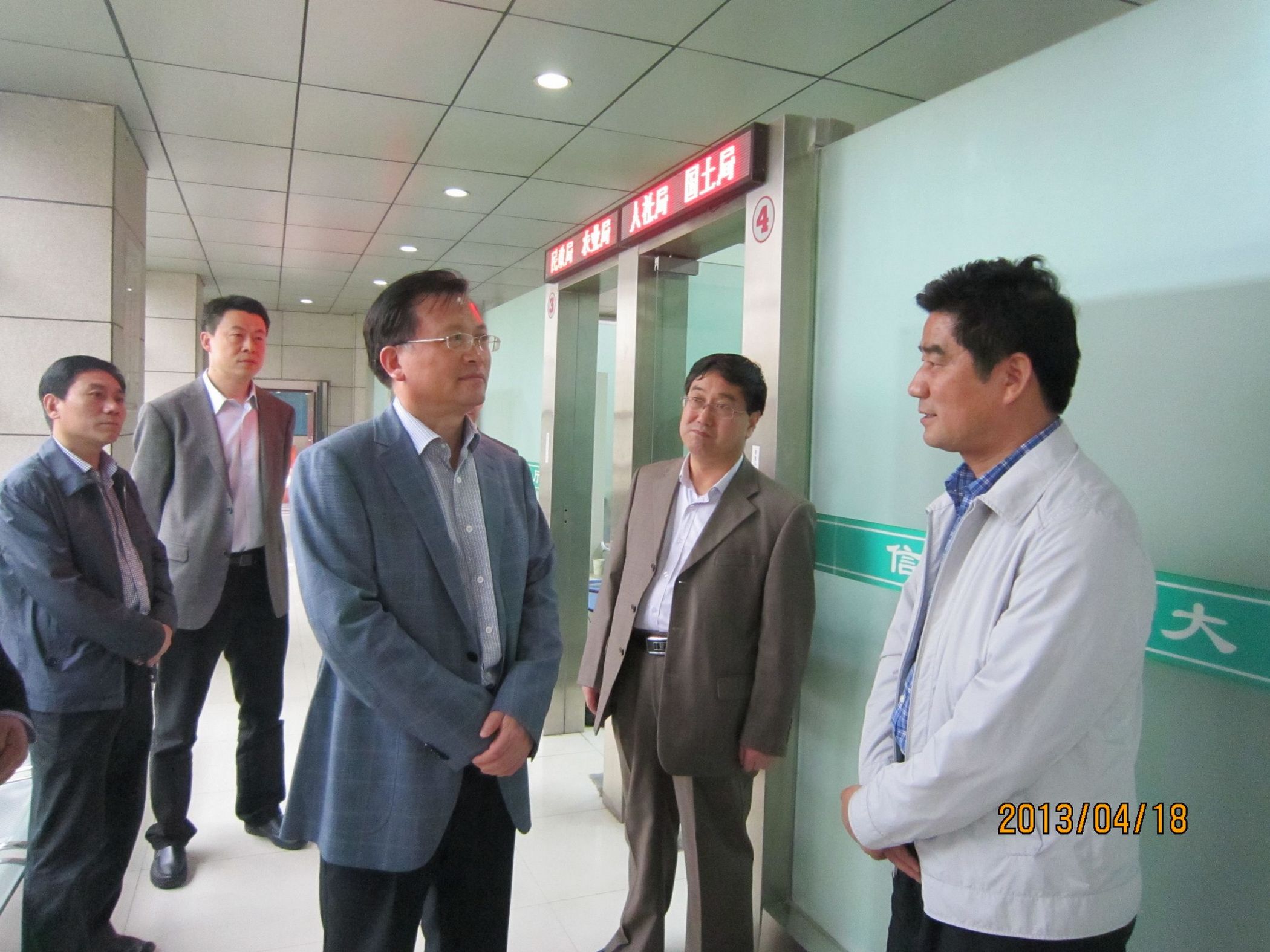 李保存同志听取宝鸡市信访局陈天仓局长对接待大厅的介绍