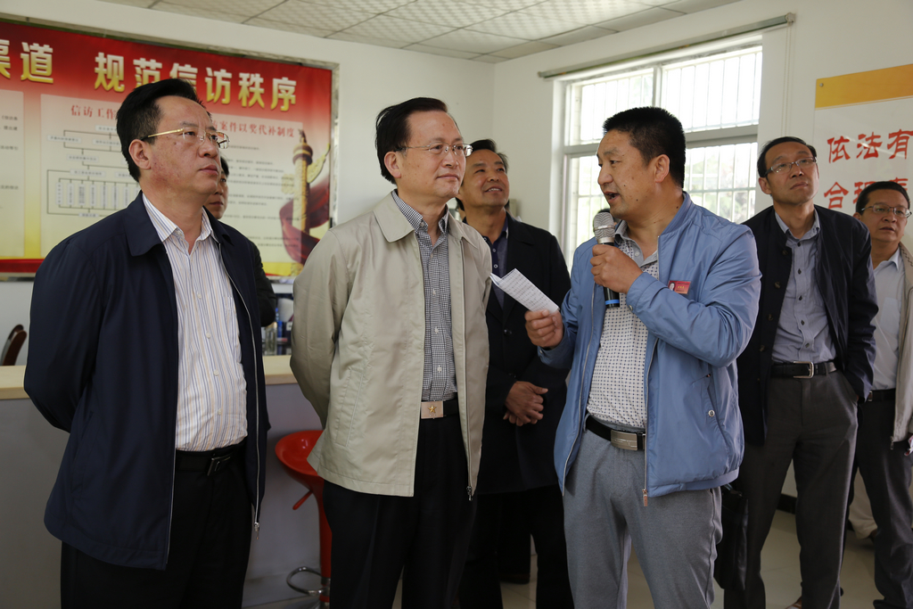 1、在洛南县四皓街道办维稳信访大厅调研。.jpg