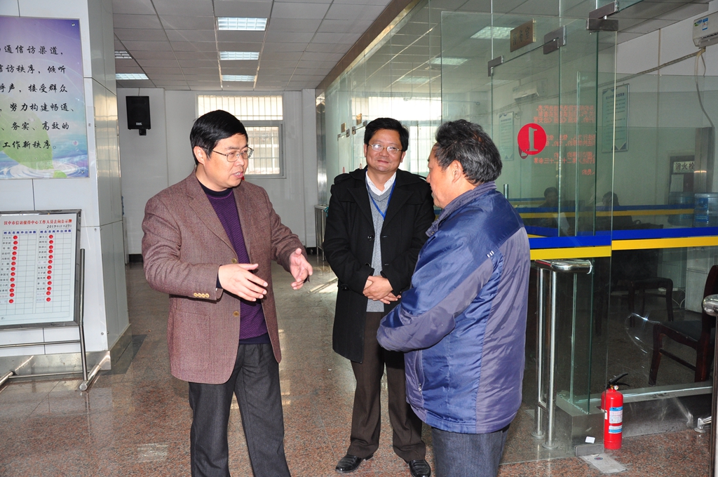 杨继荣在市信访接待中心接待上方群众.jpg