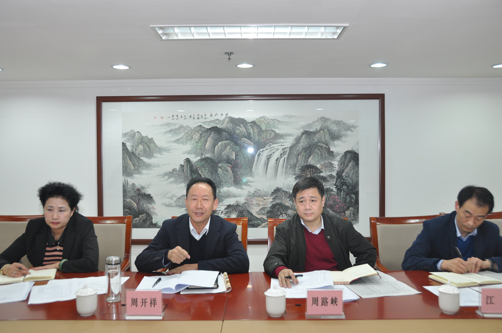 省信访局副局长周开祥要求开短会、说实事，当场提问、当场解决问题。.jpg
