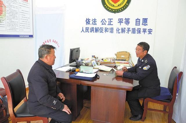 C:UsersAdministratorDesktopu90b5琛鋆-2岁拍咸阳市长武县“老贾工作室”家喻户晓，贾广发（右）接待来访群众.jpg
