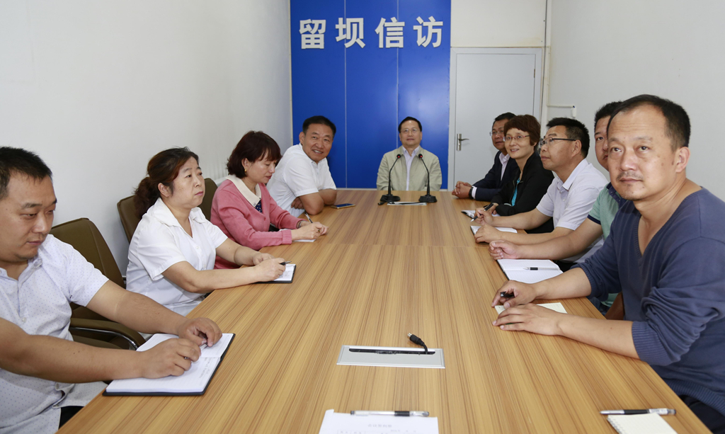 _i省政府副秘书长、省信访局局长李保存在留坝县分会场参加视频培训会议.jpg