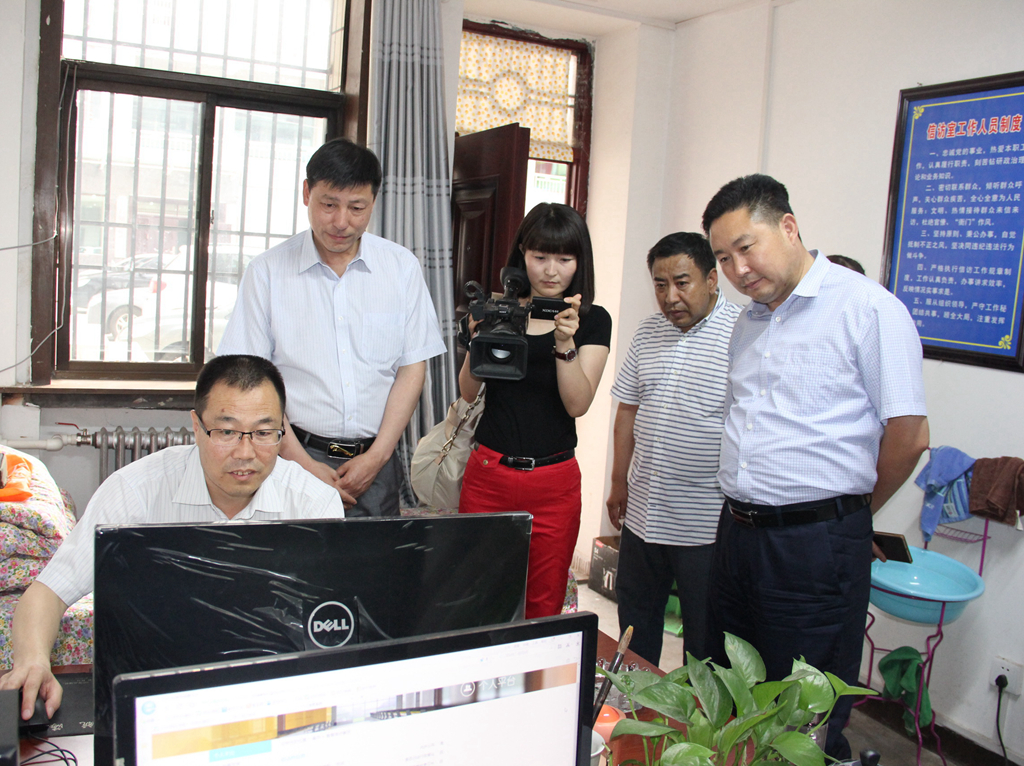 省信访局副局长王琳在延川县信访局检查信访事项网上办理情况.jpg