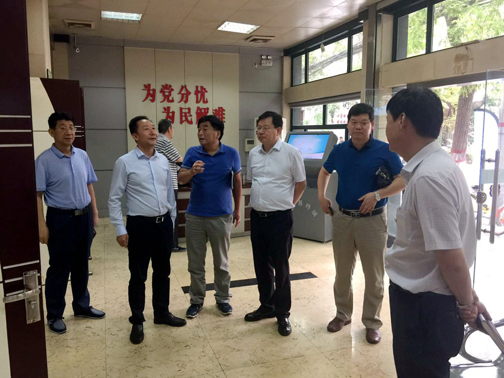 省信访局副局长周开祥在莲湖区信访局信访接待大厅检查.jpg