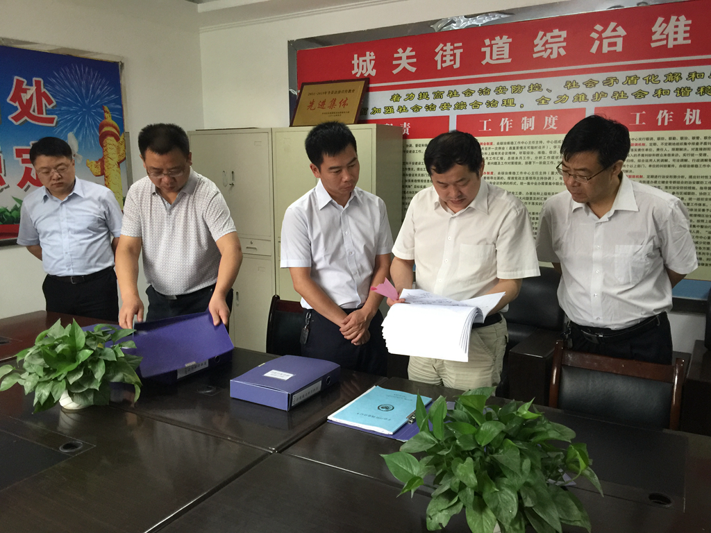 省信访局副局长于华安在白水县城关街道办检查.jpg