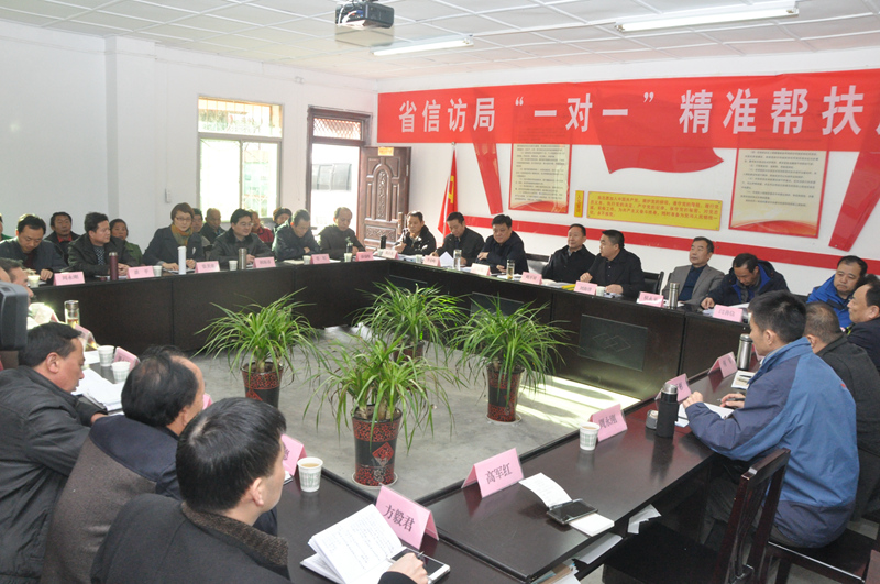 座谈会上，脱贫攻坚心连心。.jpg