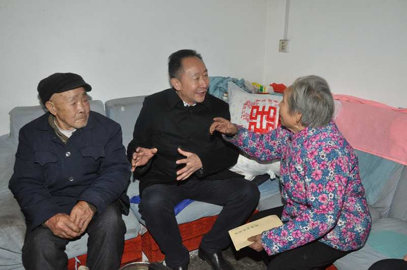 陕西省信访局副局长周开祥与群众亲切交谈。.jpg