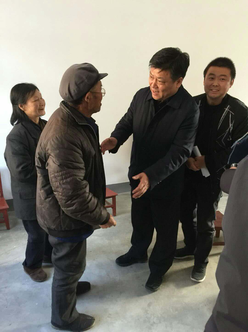 副局长吴聪聪走进群众家中，与群众亲切交谈.jpg