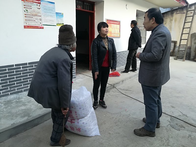 正厅级信访督查专员候永平走进群众家中，与群众亲切交谈.jpg