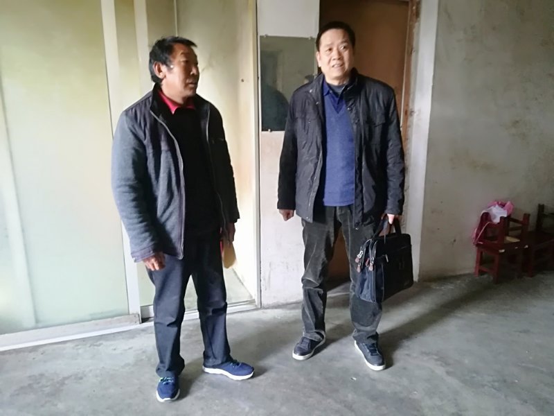副厅级信访督查专员李春峰走进群众家中，与群众亲切交谈.jpg