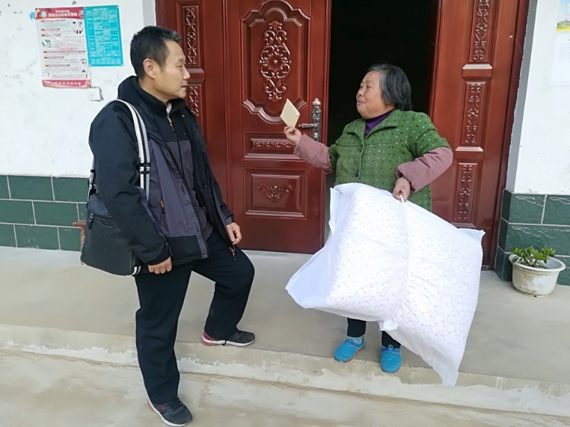 副巡视员焦占尧走进群众家中，与群众亲切交谈.jpg