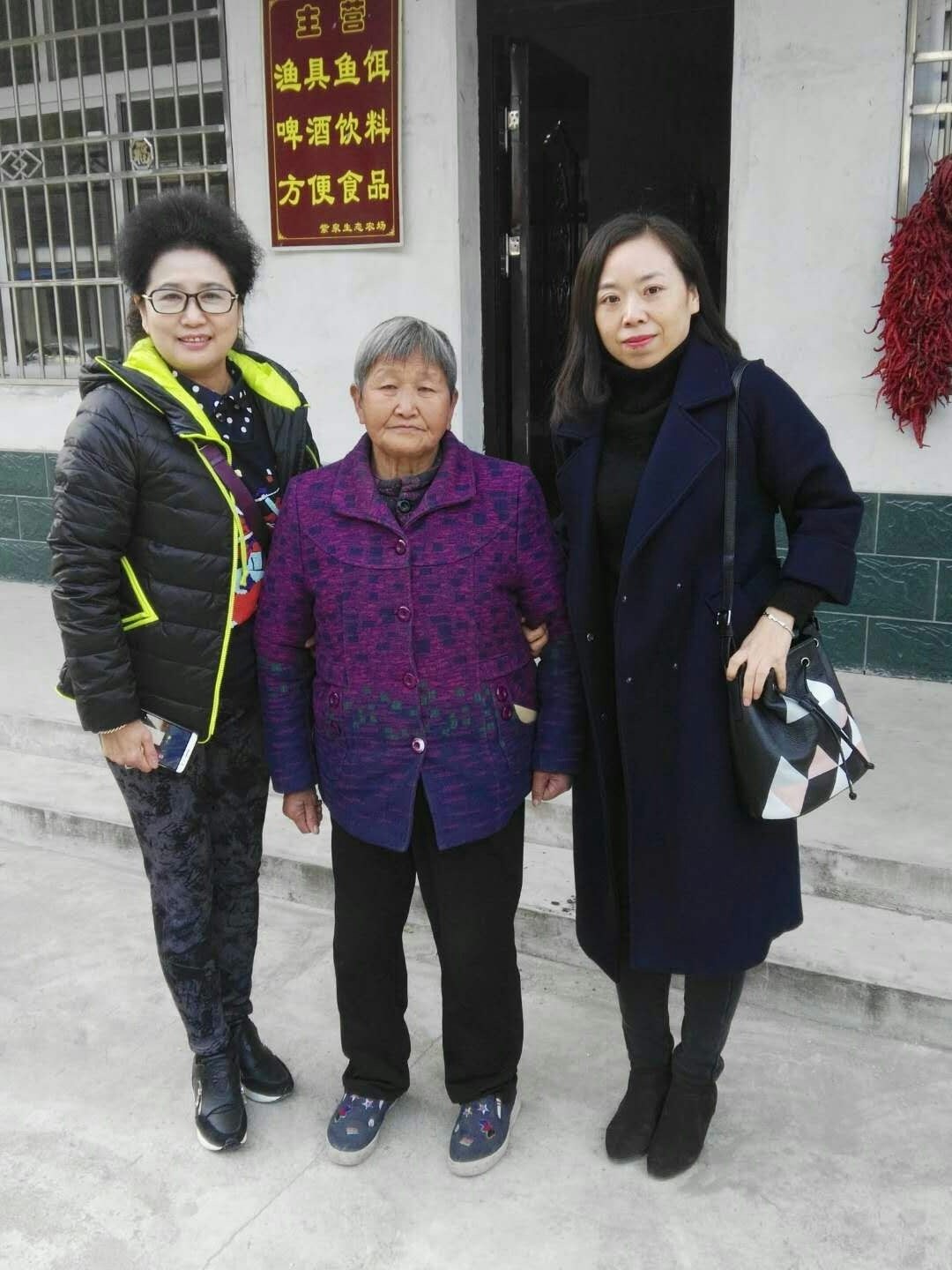 省信访局办公室副主任闫雅玲(左）看望贫困老人。.jpg