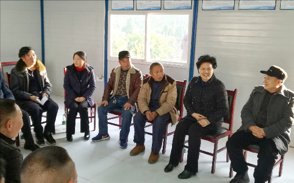 在武引蓬船灌区白鹤林水库建设现场与库区群众座谈.jpg