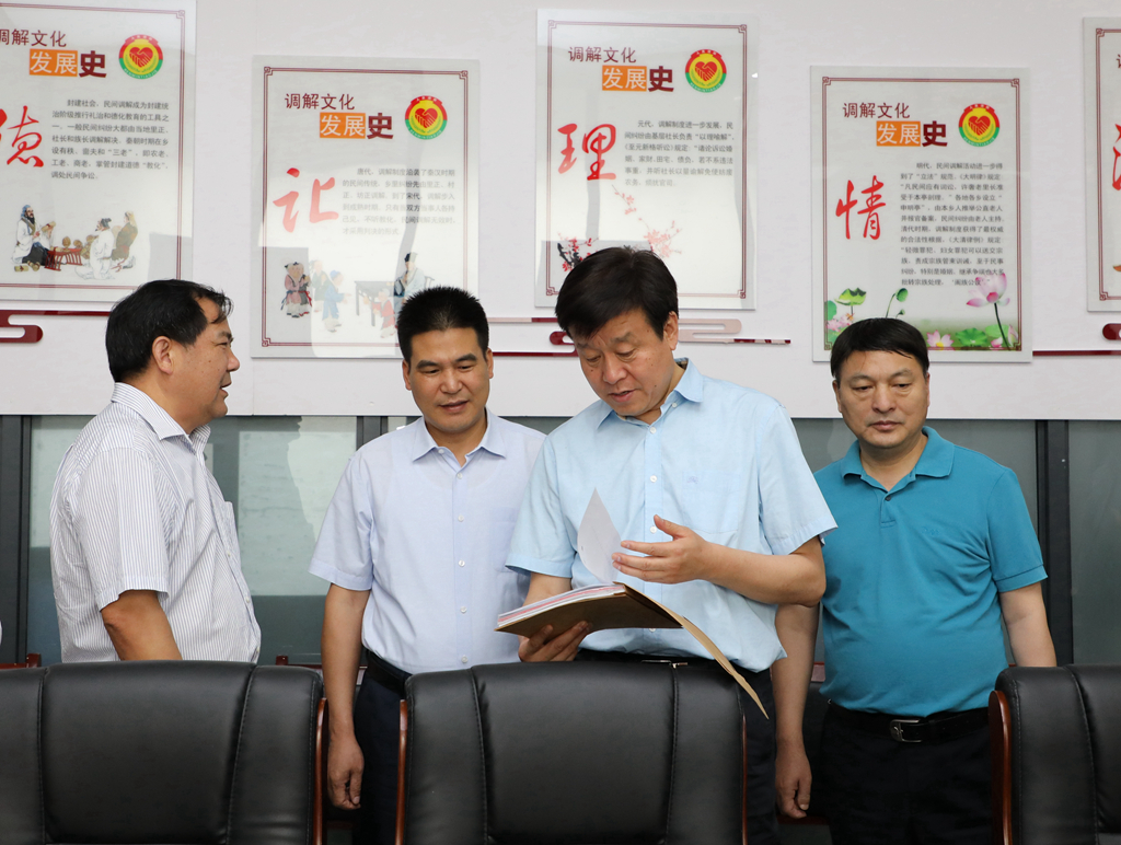 7月11日，陈俊锋在安康市高新开发区矛盾纠纷调解中心调研。.jpg