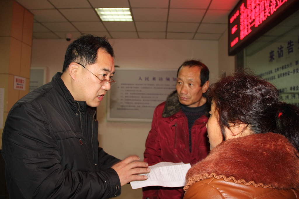 信访干部姚大成接待信访群众。.jpg